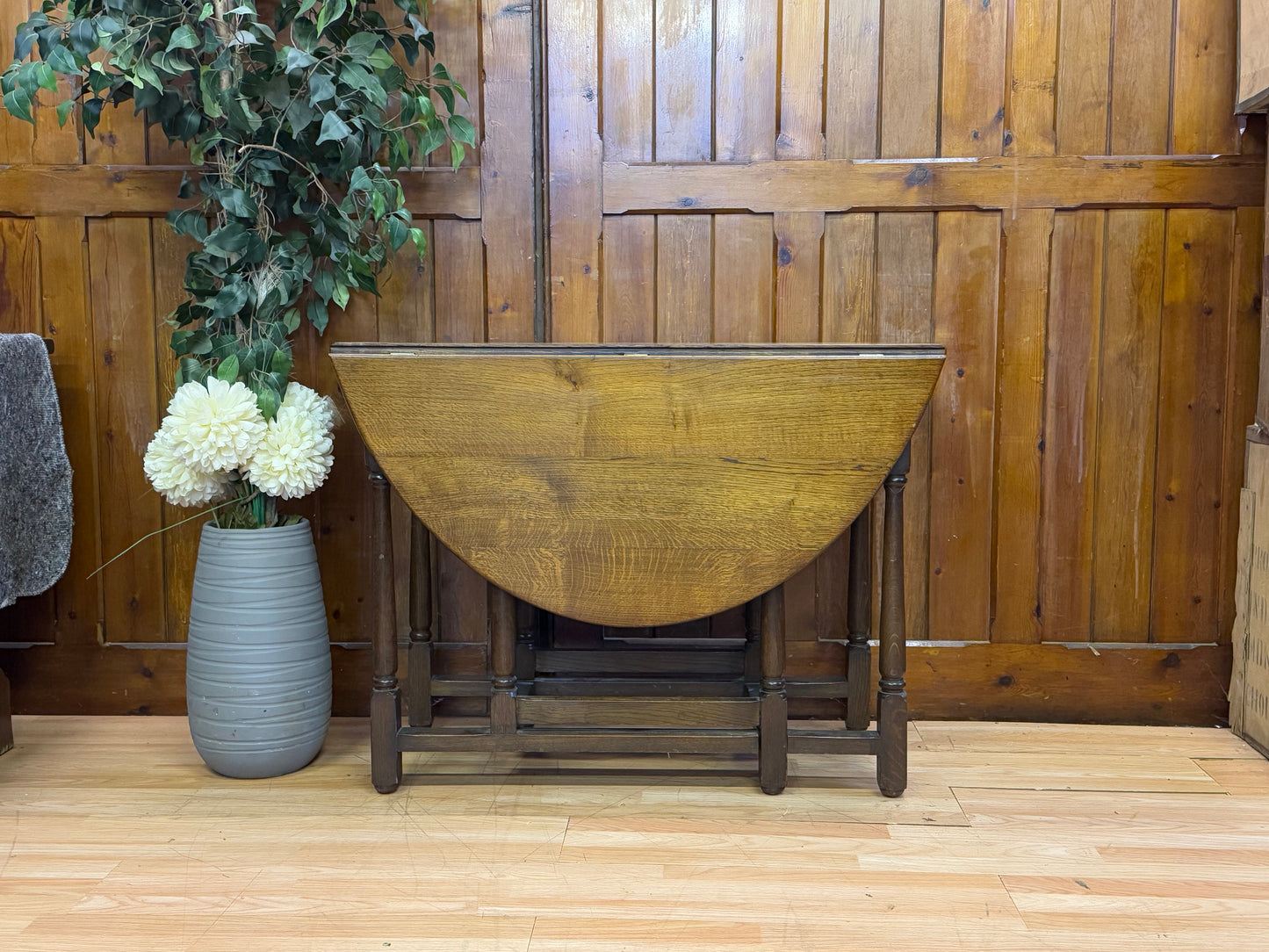 Vintage Solid Oak Drop Leaf Dining Table \ Extending Gate Leg Kitchen Table