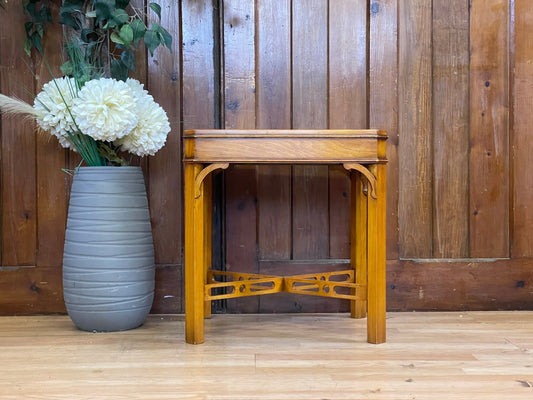 Burr Yew Side Table In the Style of Thomas Chippendale \ Vintage End Table