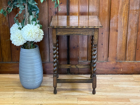 Very Pretty 1920’s Antique Oak Occasional Side Table \ Entry Way Hall Table