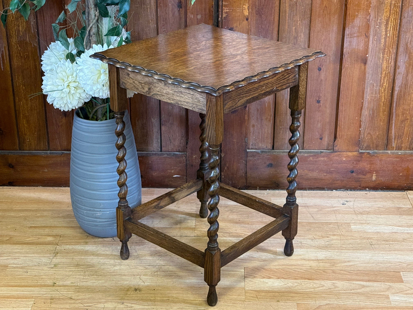 Very Pretty 1920’s Antique Oak Occasional Side Table \ Entry Way Hall Table