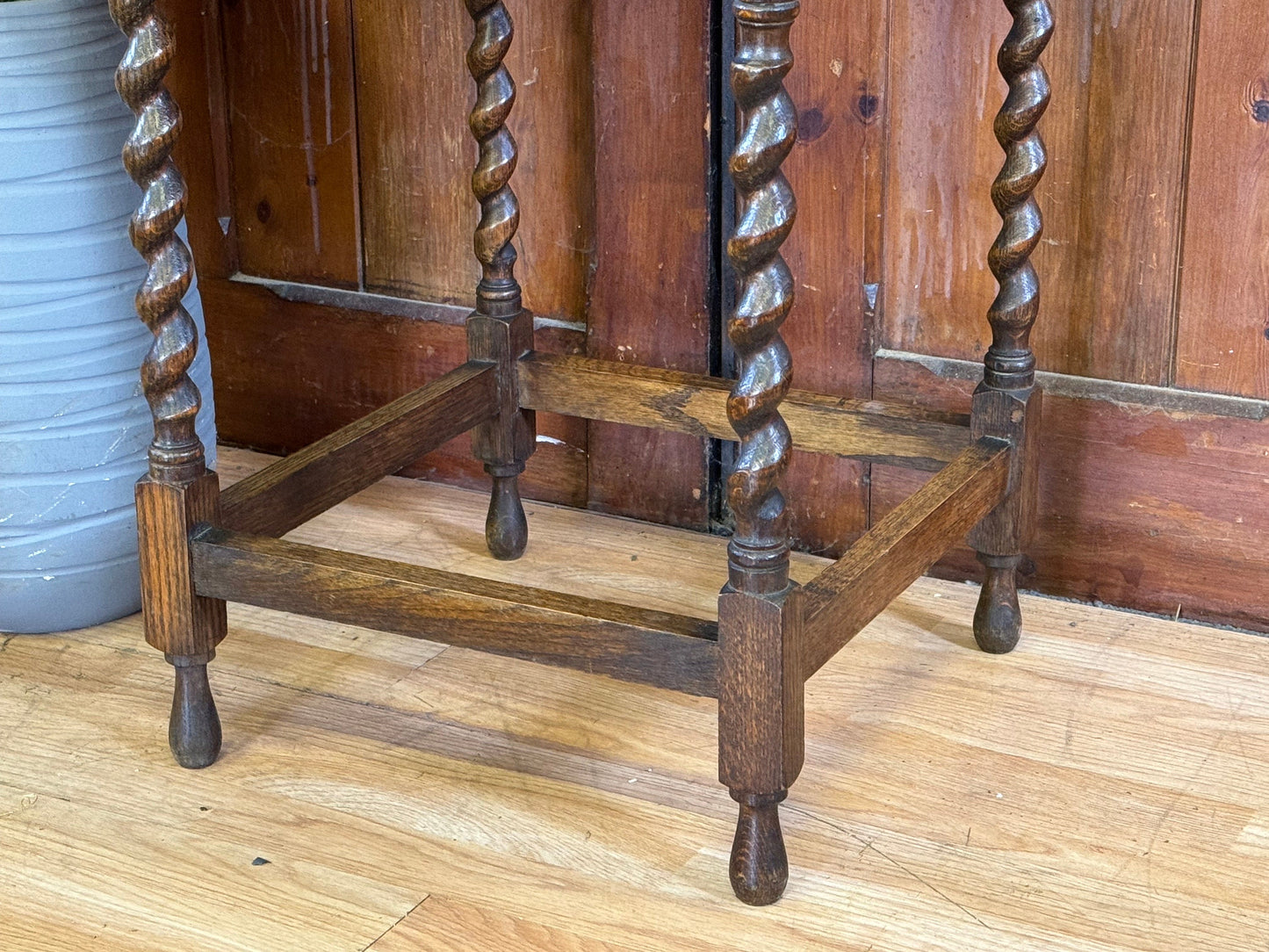 Very Pretty 1920’s Antique Oak Occasional Side Table \ Entry Way Hall Table